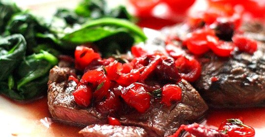 Стейк из вырезки с вишневым соусом