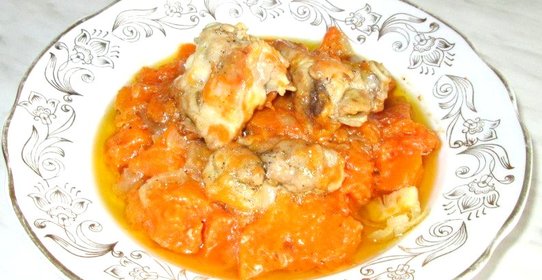 Курица тушеная с луком и тыквой