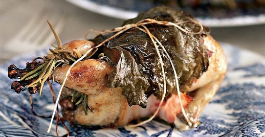 Перепелки в виноградных листьях