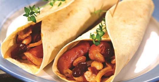 Сосиски с фасолью на тортилье