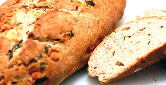 Домашний хлеб с орехами, базиликом и козьим сыром