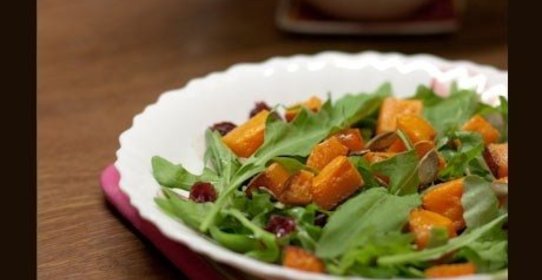 Итальянский салат с запеченной тыквой и рукколой