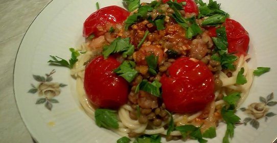 Паста с чечевицей и креветками
