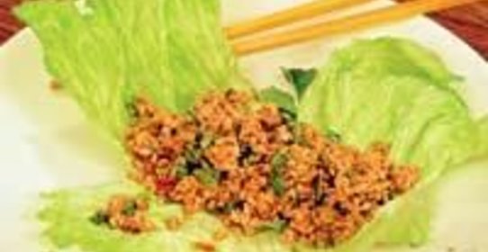 Свинина по-китайски на листьях салата