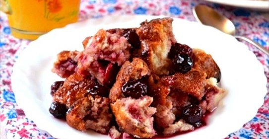 Хлебная запеканка с вишнями и корицей