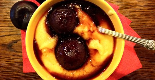 Персиковая манная каша с ломтиками сливы в сиропе
