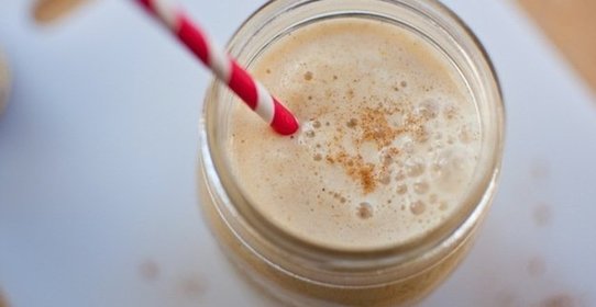 Ванильный смузи с медом и арахисовой пастой