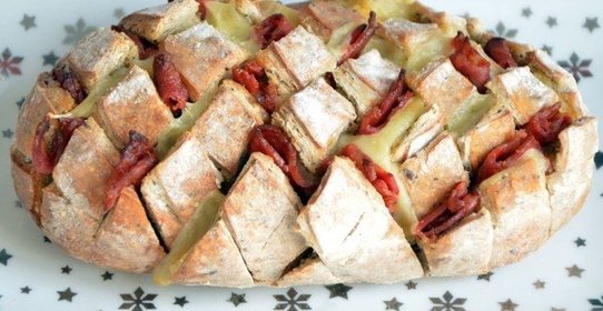 Хлебная закуска с сыром и чоризо