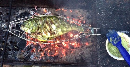 Дорада на гриле под быстрым маринадом из петрушки