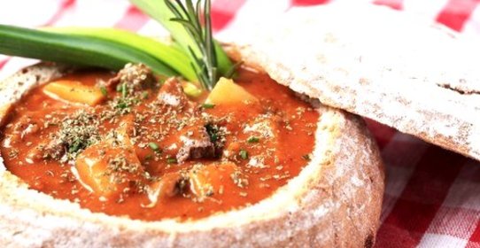 Гуляш в хлебном горшочке