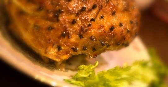 Свиной окорок со сладкой корочкой с гвоздикой