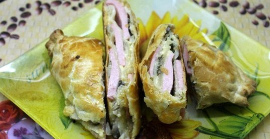 Слоеная булочка с начинкой