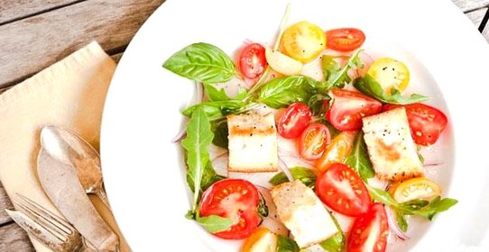 Салат с хлебом и помидорами