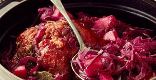 Свинина, тушенная с красной капустой и яблоками