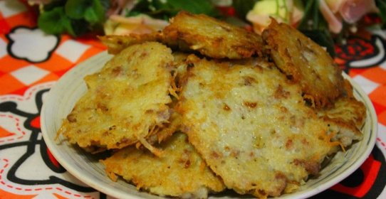 Картофельные оладьи с мясным фаршем и жареным луком