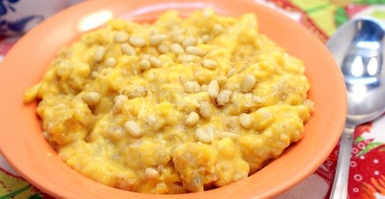 Овсяная каша с тыквой и кедровыми орешками