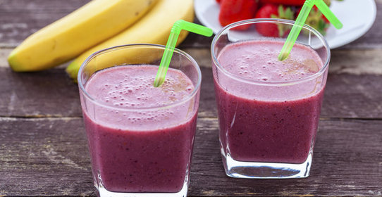 Банановый смузи с имбирем и ягодами