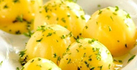 Вареная картошка с зеленью