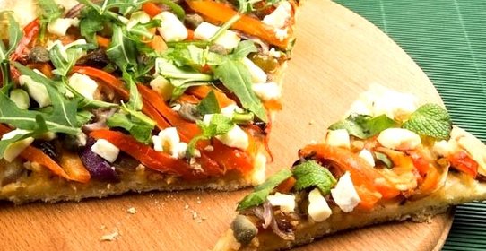 Пицца с жареным чесноком и сыром Фета