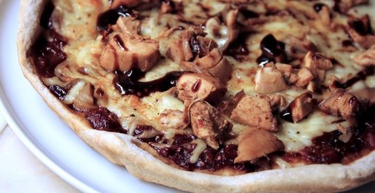 Пицца с грибами и курицей