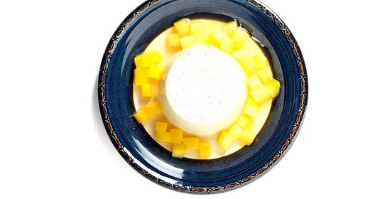 Ванильная панна-котта с манго в сиропе