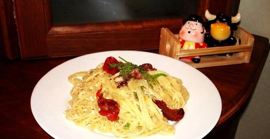 Паста аля-крабонара с вялеными помидорами