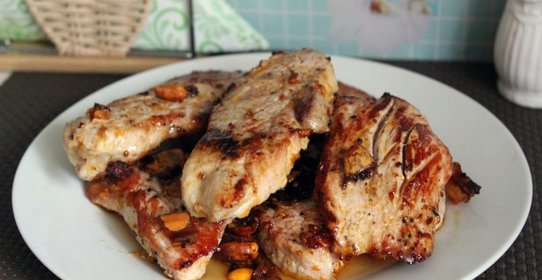 Жареные ломтики свиного окорока в панировке из силансу