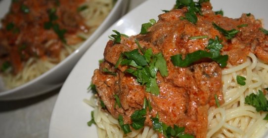 Спагетти с грибами и мясным соусом