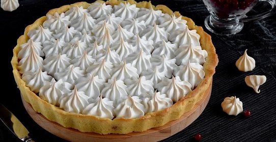 Песочный пирог с брусникой и меренгой