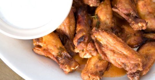 Куриные крылышки с карри и чесноком в пиве