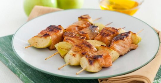 Шашлычки из семги с яблоками