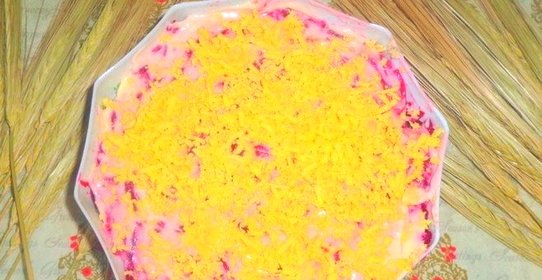 Салат со свеклой луком и тунцом