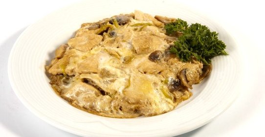 Куриное филе в соевом соусе, в омлете с рисом и спаржей