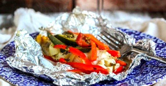 Камбала, запеченная с овощами