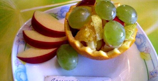 Фруктовый салат в корзинке