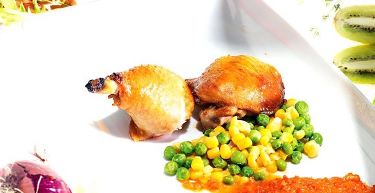 Лимонная курица с гарниром из зеленого горошка