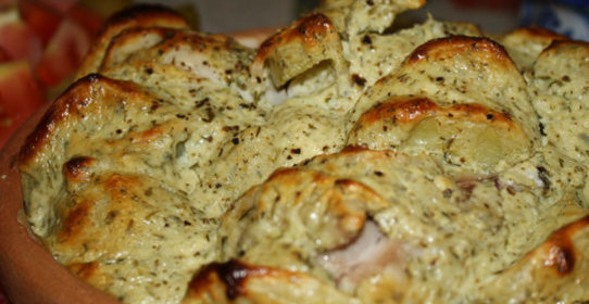 Картофель с курицей под соусом из брынзы