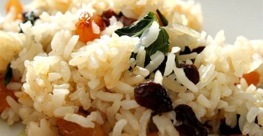 Сладкий рис с орешками кешью, сухофруктами и мятой