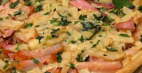 Салат из ветчины с сухариками и сельдереем