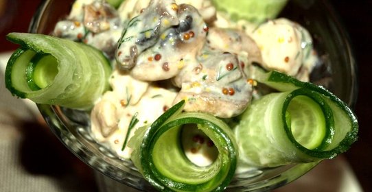 Коктейль из куриной грудки, шампиньонов и огурцов