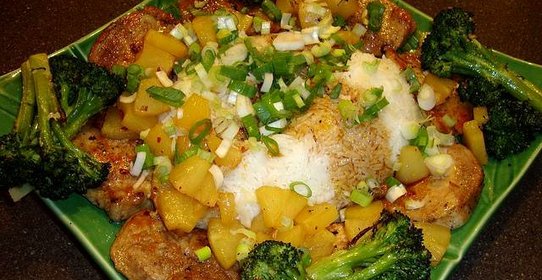 Свинина с брокколи и ананасами