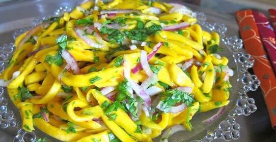 Салат с манго и репчатым луком