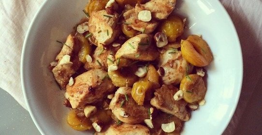 Курица с желтыми сливами и фундуком