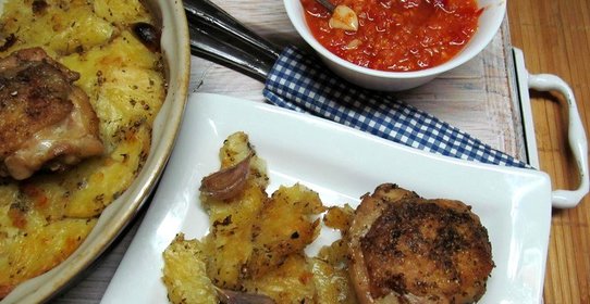 запеченный картофель с куриными бедрами