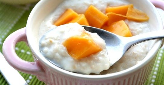 Кокосовая овсяная каша с манго и засахаренным имбирем