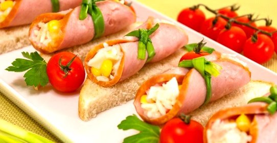 Бутерброды с рулетиками из ветчины и салатом