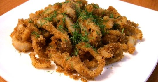 Кальмары, жаренные в панировочных сухарях