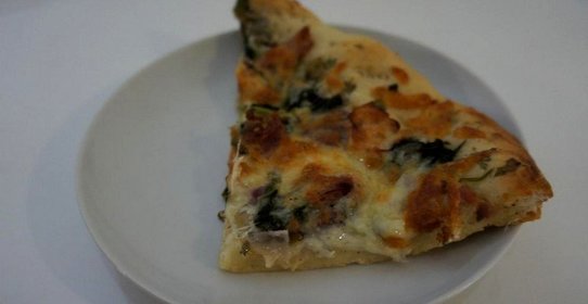 Пирог-пицца с беконом и шпинатом