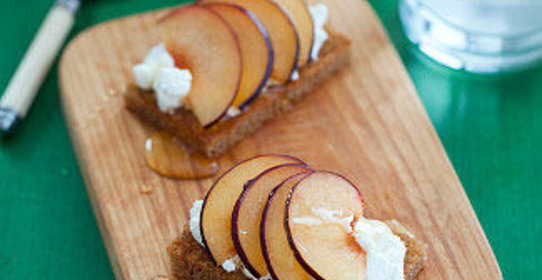 Тосты из черного хлеба с творогом и сливами