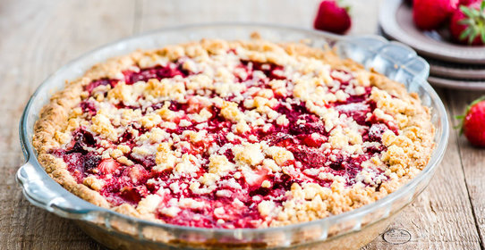 Открытый пирог с клубникой